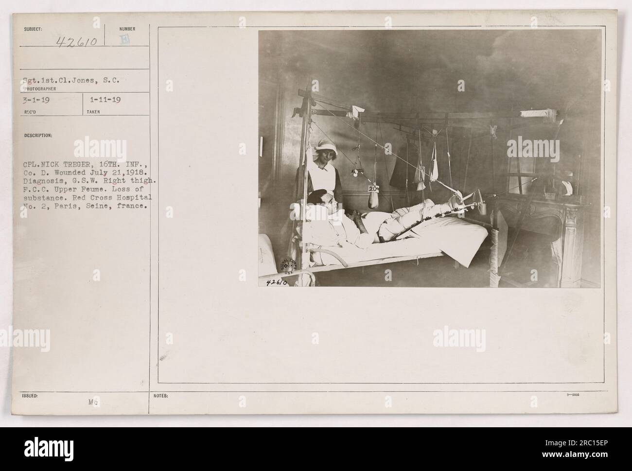 Amerikanischer Soldat Sgt. Jones besucht verwundeten Soldaten CPL. Treger im Red Cross Hospital Nr. 2 in Paris, Frankreich. CPL. Treger wurde am 21. Juli 1918 verwundet, mit einer Schusswunde am rechten Oberschenkel, die zum Verlust von Fleisch führte. Das Foto wurde am 1. März 1919 von dem Fotografen CPL aufgenommen. Nick Treger von der 16. Infanterie, Co. D. Stockfoto