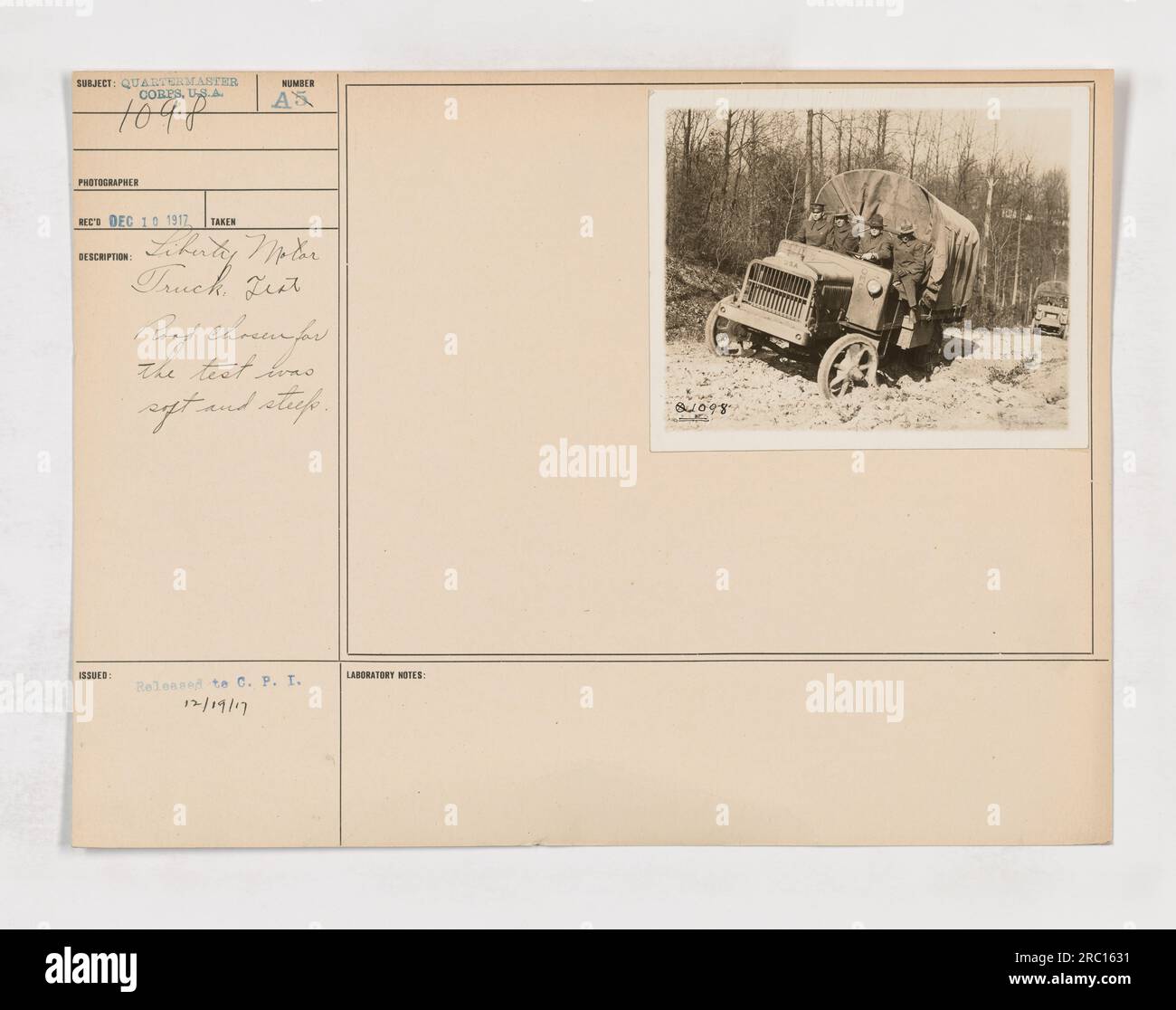 Bild eines Liberty Motor Truck, der während des Ersten Weltkriegs auf einer steilen, weichen Straße vom Quartermaster Corps getestet wurde. Foto aufgenommen am 10. Dezember 1917. Weitere Details sind nicht verfügbar. Stockfoto