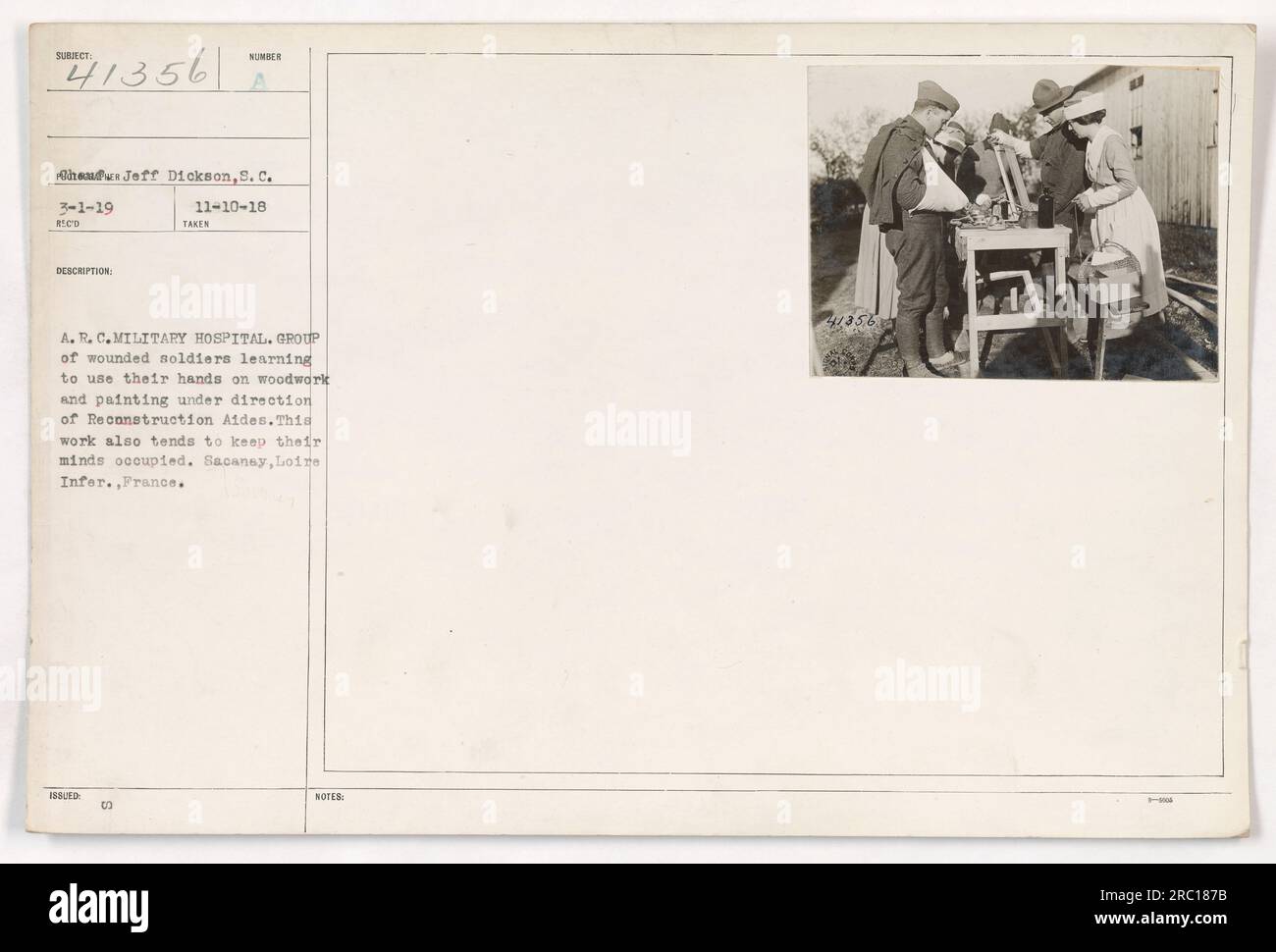 Abbildung 111-SC-41356 zeigt Chaufun Jeff Dickson, einen Soldaten aus S.C., im A.R.C.-Militärkrankenhaus. Dieses Foto zeigt eine Gruppe verwundeter Soldaten, die lernen, ihre Hände an Holzarbeiten und Malerei zu verwenden. Die Aktivität wird von Wiederaufbauhelfern überwacht, die darauf abzielen, die Soldaten zu beschäftigen. Aufgenommen in Sacansy, Loire Infer., Frankreich. Dieses Bild hat die ausgestellte Nummer 0 11-10-18. Stockfoto