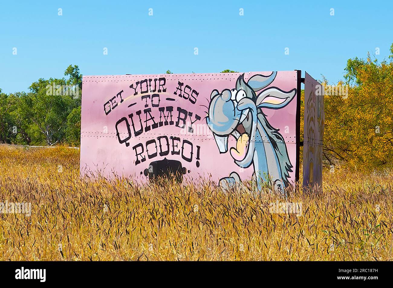 Humorvolles Schild für das Quamby Rodeo, in der Nähe von Cloncurry, Queensland, QLD, Australien Stockfoto