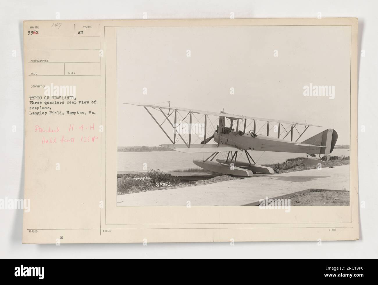 Drei Viertel Rückansicht eines Wasserflugzeugs in Langley Field, Hampton, VA. Das Wasserflugzeug ist ein Standard-H-4-H-Modell mit einem Hall Scott-Motor mit 125 PS. Das Foto ist Teil einer größeren Sammlung, die zu Aufklärungszwecken aufgenommen wurde, um verschiedene Arten von Wasserflugzeugen während des Ersten Weltkriegs zu dokumentieren. Stockfoto