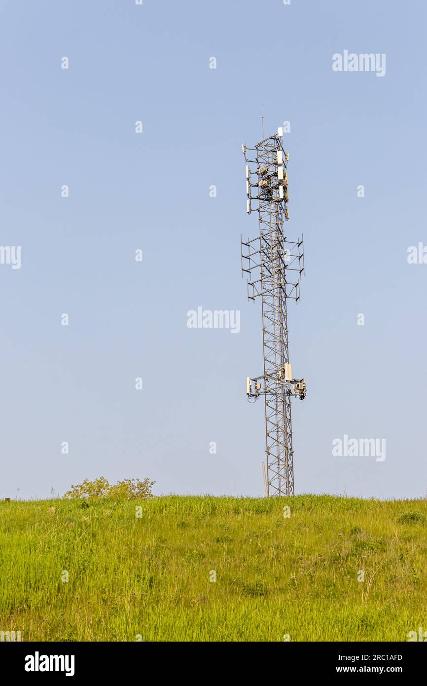 Mobiltelefonmast - Mobilfunk-Übertragungsmast - Grashügelhintergrund. Aufgenommen in Toronto, Kanada. Stockfoto