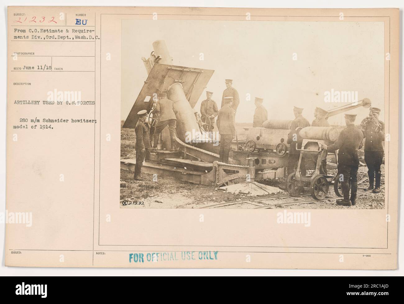 Bildbeschreibung: Ein Foto der US-Streitkräfte während des Ersten Weltkriegs mit einem 280mm Schneider-Haubitzer, speziell dem Modell von 1914. Diese Artillerie wird in einer Militäraktion eingesetzt. Dieses Bild ist Teil der offiziellen Dokumentation und mit „NUR ZUR AMTLICHEN VERWENDUNG“ gekennzeichnet. Stockfoto