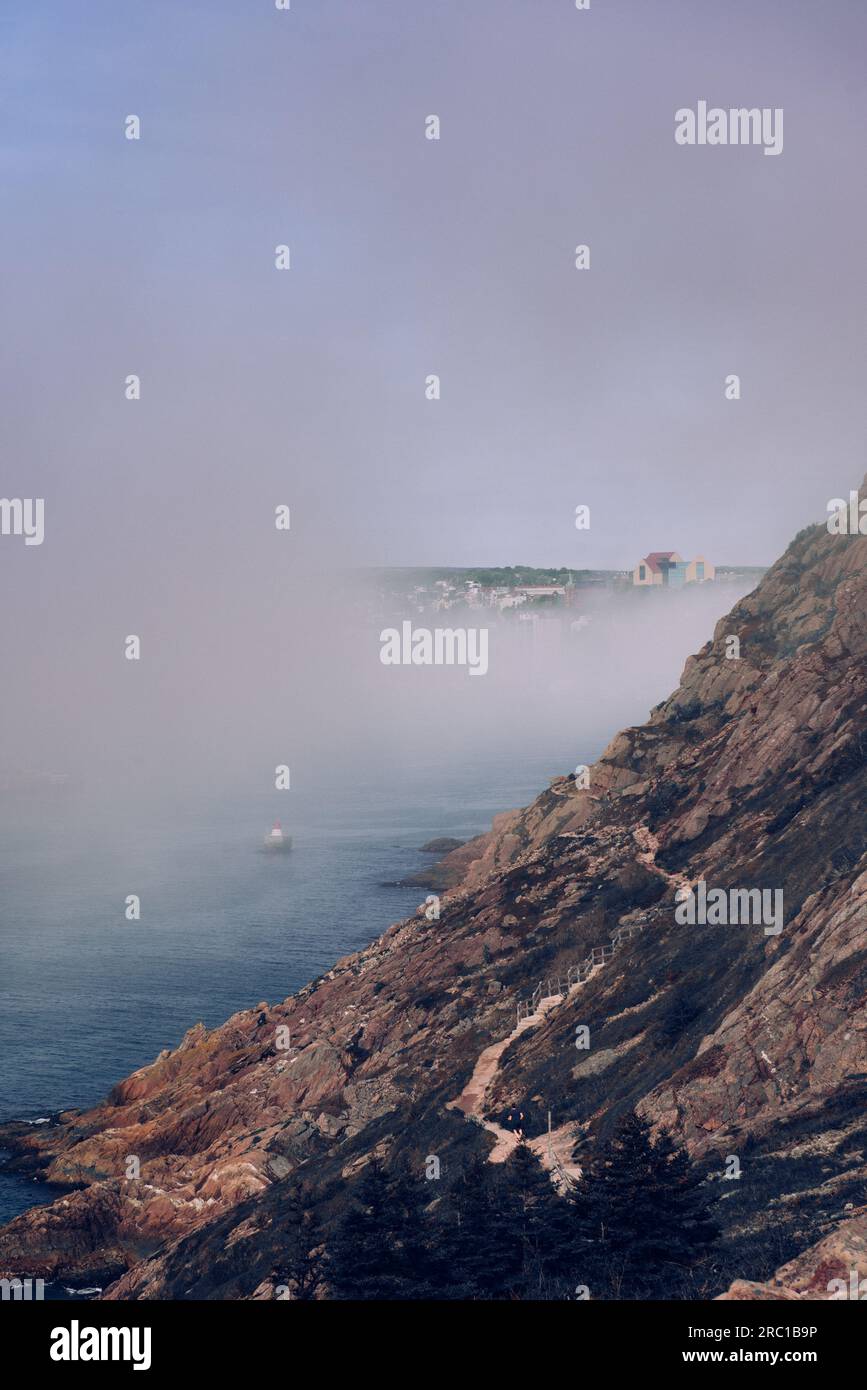 Durch den dichten Nebel über dem Hafen von St. John's. Stockfoto