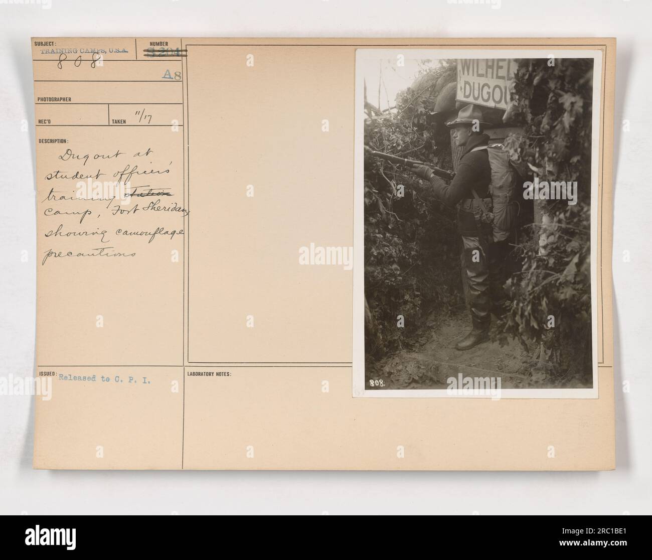 Tunten im Ausbildungslager der Offiziere, Fort Sheridan, zeigt Tarnvorkehrungen. Auf dem Foto ist ein getarntes Dugout abgebildet, das während der Trainingsaktivitäten im Camp verwendet wurde. Die getroffenen Vorkehrungen waren wichtig für den Schutz der Offiziere und die Aufrechterhaltung der Sicherheit während des Ersten Weltkriegs. Stockfoto