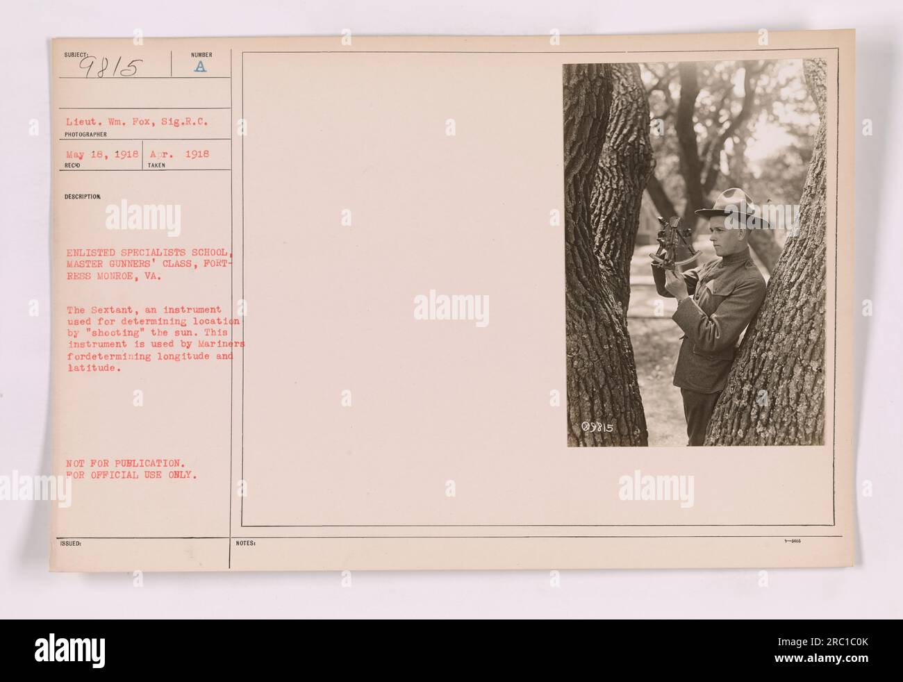 111-SC-9815: Einberufene Spezialisten besuchen Meisterschützenkurs in der Festung Monroe, Virginia. Auf diesem Bild, Lieutenant WM. Der Fuchs von Sig.R.C. wird mit einem Sextant gezeigt, einem Navigationsinstrument, das zur Bestimmung von Längen- und Breitengrad durch „Sehen“ der Sonne verwendet wird. (Nicht zur Veröffentlichung. Nur für amtliche Zwecke.) Stockfoto