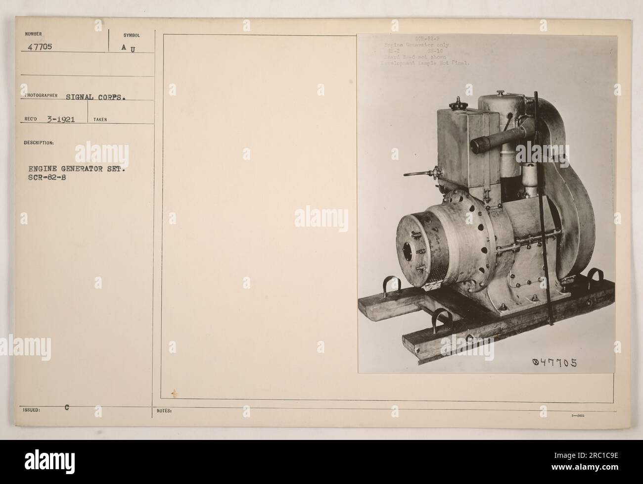 Ein Foto eines Stromaggregats mit der Bezeichnung SCR-82-B NUMMER 47705. Dieses Stromaggregat wurde im März 1921 von einem Fotografen des Signalkorps aufgenommen. Der Satz ist mit dem Symbol AU gekennzeichnet und wird in den Hinweisen als Motor-Stromaggregat für den SCR-82-B beschrieben Stockfoto