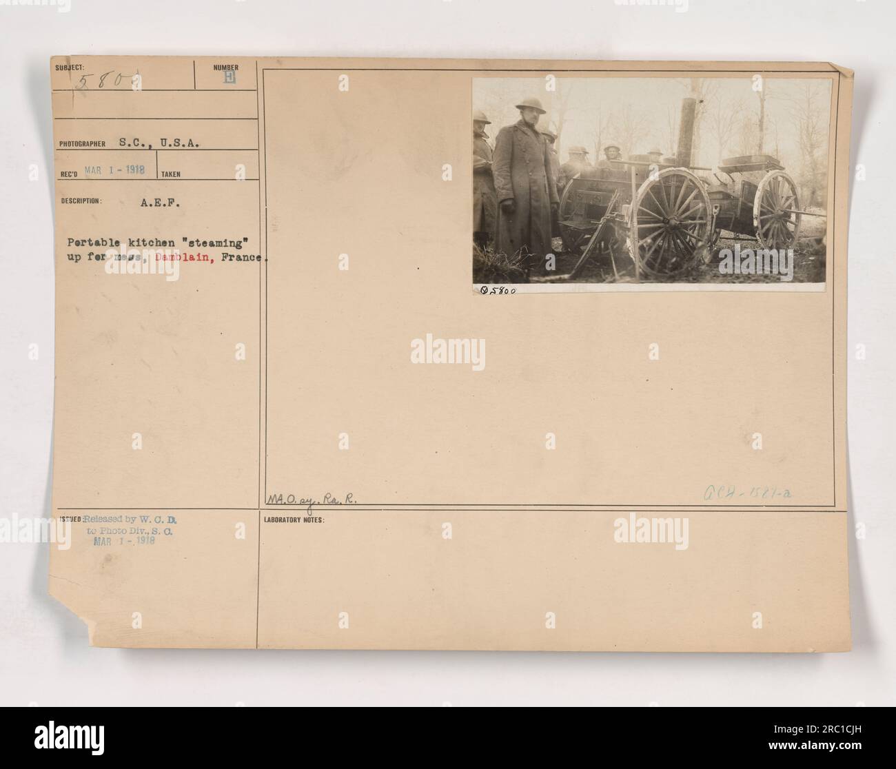 Eine tragbare Küche, die sich während des Ersten Weltkriegs für Chaos in Damblain, Frankreich, zusammengetan hat. Das Foto, das der Fotograf S.C., USA, aufgenommen hat, zeigt die Küche in Betrieb. Dieses Bild wurde von W.C.D an die Photo Div., 8, herausgegeben. a. am 1.-1918. März. Laut Labornotizen trägt sie die Nummer 5800. Stockfoto