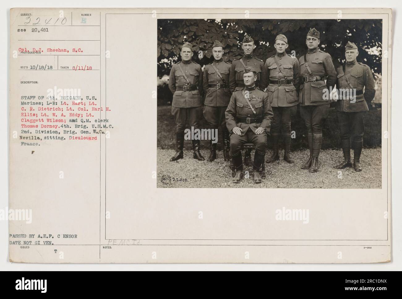 Die Abbildung zeigt die Mitarbeiter der 4. Brigade, USA Marines in Dieulouard, Frankreich. Auf dem Foto, von links nach rechts, sind LT. Hart, LT. C.R. Dietrich, Oberstleutnant Earl H. Ellis, Leutnant W.A. Eddy, Leutnant Claggett Wilson und Q.M. Der Angestellte Thomas Dorney. Brig sitzt in der ersten Reihe. Gen. W.C. Neville von der 2. Division. Das Datum des Bildes wurde nicht angegeben. Dieses Foto wurde am 11. August 1918 aufgenommen und ist Teil der Sammlung 111-SC-22410. Stockfoto
