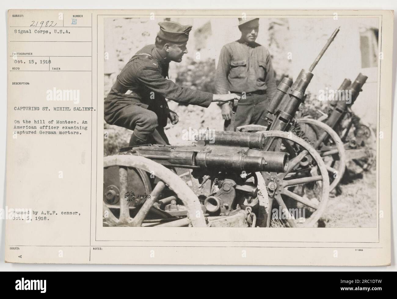 Amerikanischer Inspektionsoffizier hat deutsche Mörser auf dem Hügel von Montsee bei der Gefangennahme von St. Mihiel Ist Ausgezeichnet. Foto wurde am 15. Oktober 1918 aufgenommen und am 5. Oktober 1918 nach dem Passieren des A.E.P. Zensors ausgestellt. Stockfoto