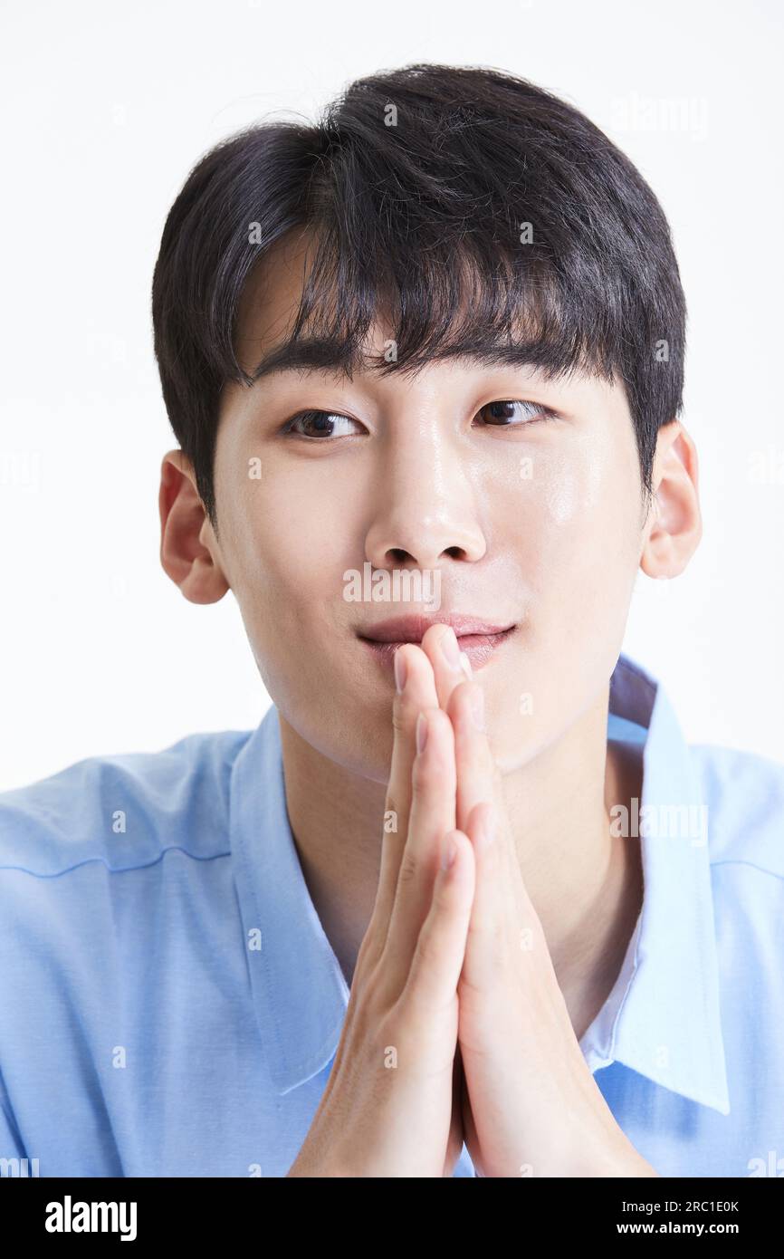 ein koreanischer asiatischer junger Mann und eine Handschlinge Stockfoto