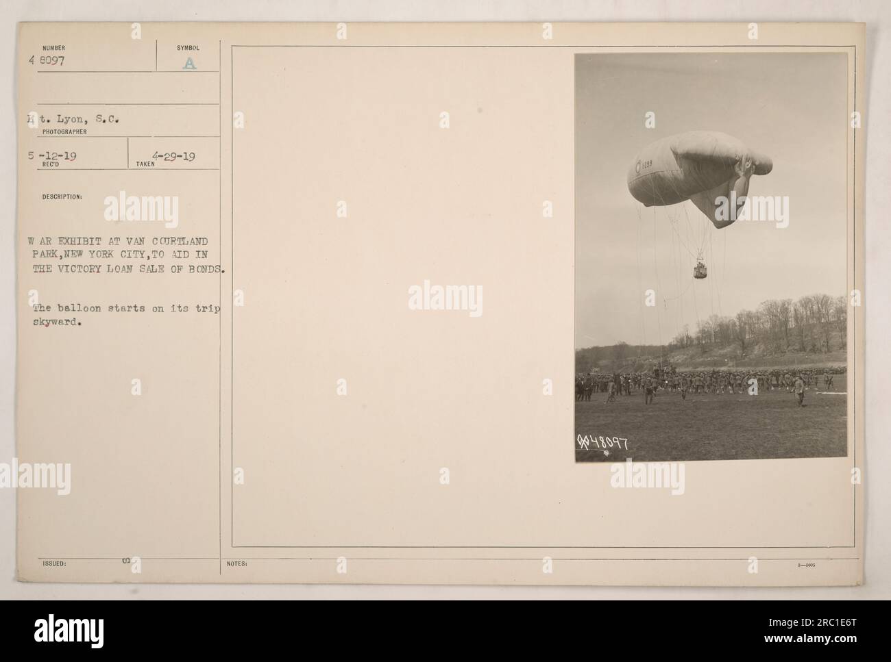 Eine Kriegsausstellung im Van Cortlandt Park in New York City, die beim Verkauf von Victory-Anleihen helfen soll. Das Foto zeigt einen Ballon, der seinen Aufstieg in den Himmel beginnt. Aufgenommen vom Fotografen Leutnant Lyon am 12. Mai 1919. Beschreibung ausgestellt am 29. April 1919. Hinweise enthalten die Nummer 48097. Stockfoto