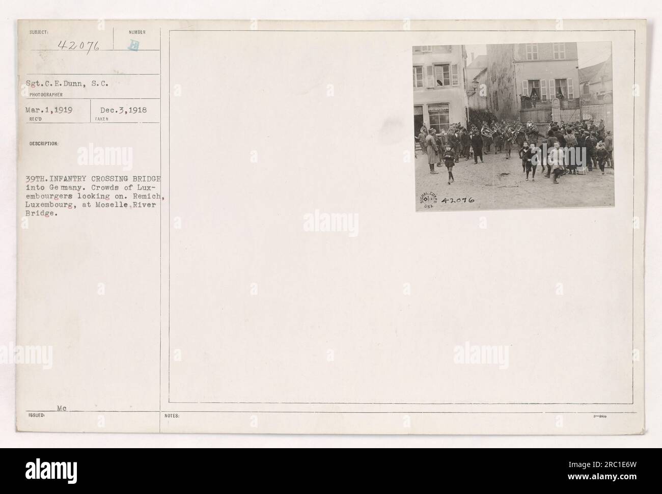 Sergeant C.E. Dunn von der S.C. wurde am 1. März 1919 während der 39. Infanterie-Brücke nach Deutschland fotografiert. Luxemburger sehen die Überquerung in Remich, Luxemburg, an der Moselbrücke.“ Stockfoto