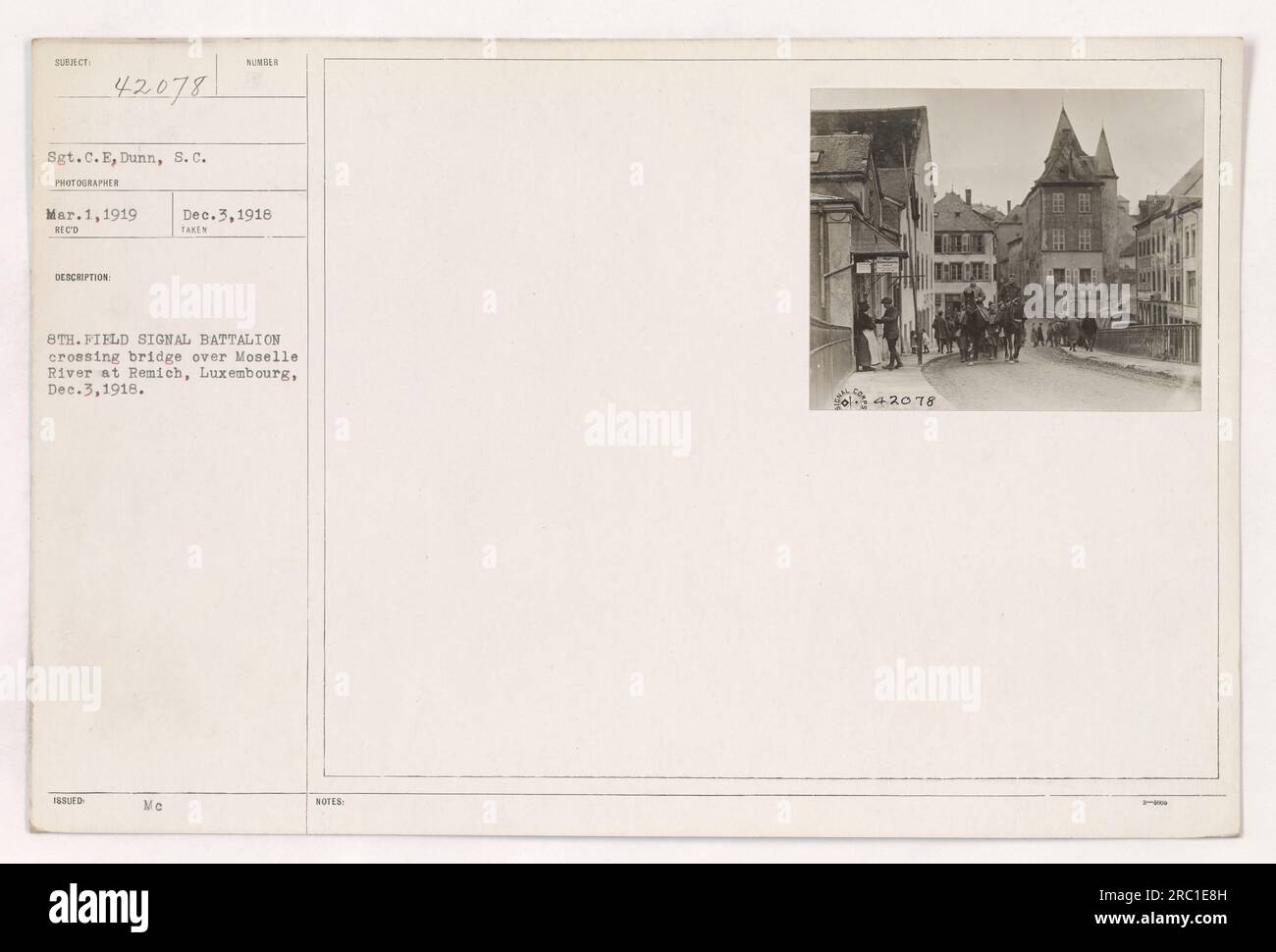 Sgt. C.E. Dunn des 8. Feldsignalbataillons überquert am 3. Dezember 1918 eine Brücke über die Mosel in Remich, Luxemburg. Das Foto wurde von Fotograf 42078 am 1. März 1919 aufgenommen. Stockfoto