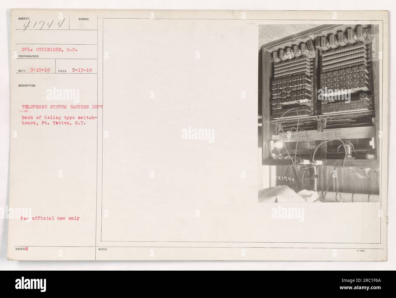 CPL. Steiniger, ein Fotograf, nahm dieses Bild am 13. Februar 1919 auf und enthüllte eine Kellog-Schalttafel in Ft. Totten, New York. Die Schalttafel war Teil des Telefonsystems, das vom östlichen Ministerium des amerikanischen Militärs während des Ersten Weltkriegs verwendet wurde. Dieses Foto ist ausschließlich für den offiziellen Gebrauch bestimmt. (111-SC-41744) Stockfoto