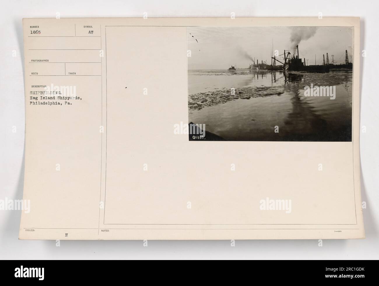 Das Bild zeigt Schiffbauaktivitäten, die während des Ersten Weltkriegs an den Hog Island Shipyards in Philadelphia stattfinden. Das Foto stammt aus der Sammlung „Fotos amerikanischer Militäraktivitäten“ und ist als 111-SC-1865 gekennzeichnet. Das genaue Datum des Bildes ist unklar, aber es wurde während des Krieges aufgenommen. Stockfoto