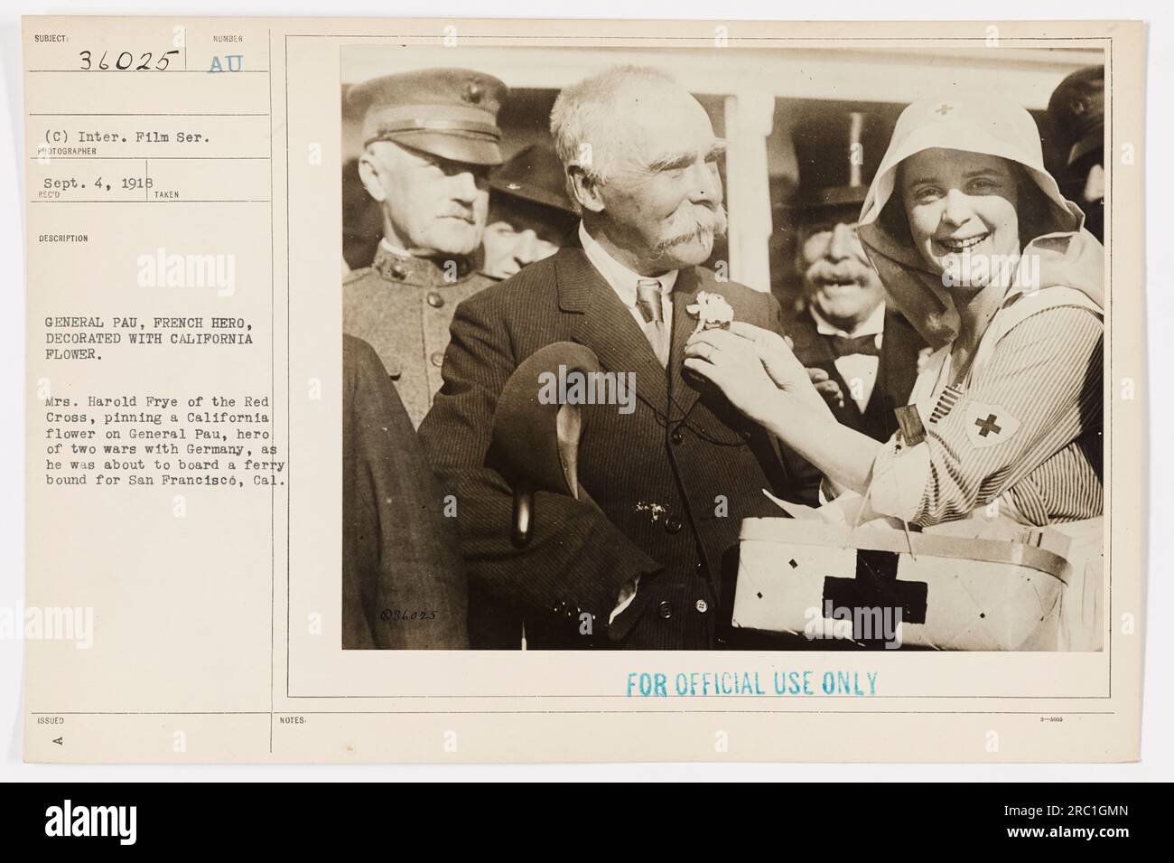 Mrs. Harold Frye vom Roten Kreuz steckt eine kalifornische Blume auf General Pau, einen dekorierten französischen Helden aus zwei Kriegen mit Deutschland. Das Foto wurde am 4. September 1918 aufgenommen, als General Pau eine Fähre nach San Francisco, Kalifornien, bestieg. Dieses Bild hat die Identifikationsnummer 111-SC-36025. Stockfoto