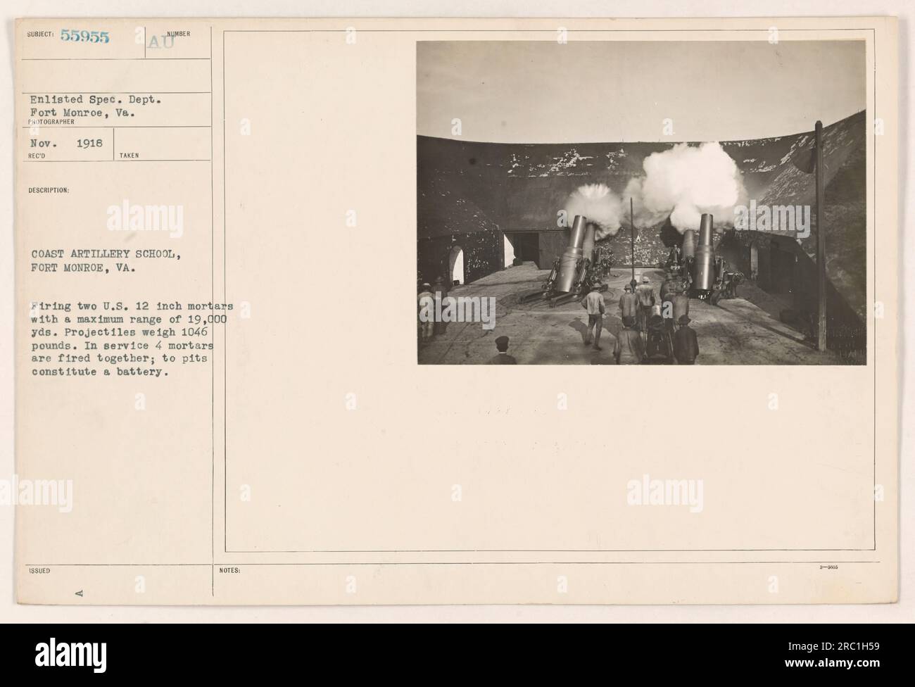 Zwei US-12-Zoll-Mörser werden in der Coast Artillery School in Fort Monroe, VA, abgefeuert. Diese Mörser haben eine maximale Reichweite von 19.000 Metern und Geschosse mit einem Gewicht von 1046 Kilo. In der Regel werden vier Mörser gleichzeitig abgefeuert, und zwei Gruben bilden eine Batterie. Dieses Foto wurde im November 1918 von der eingetragenen Sonderabteilung von Fort Monroe, VA, aufgenommen. Stockfoto