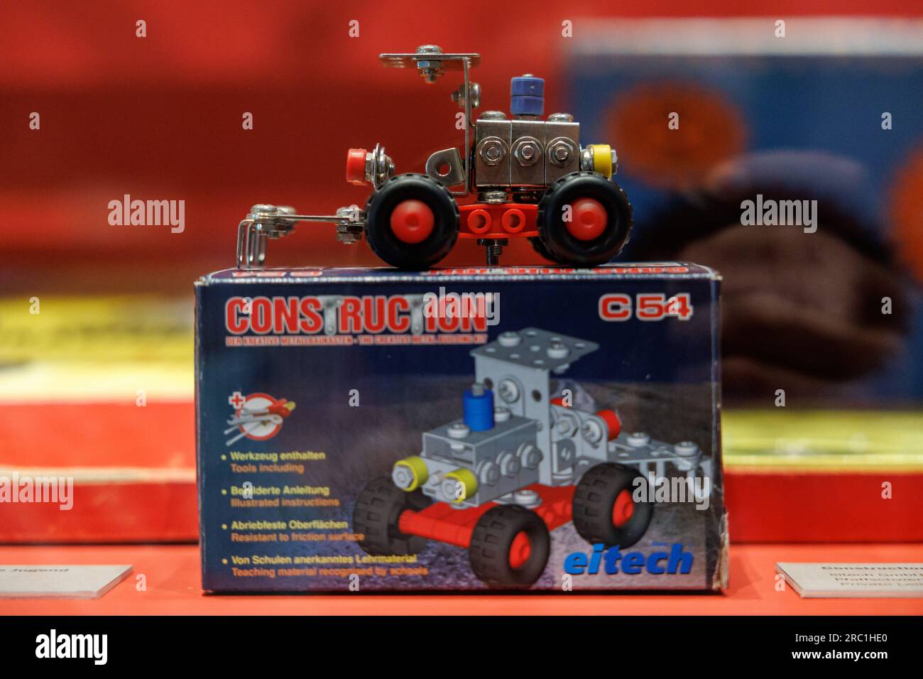 Iphofen, Deutschland. 11. Juli 2023. Der Metallbausatz 'Construction C54' der eichtech GmbH (Ende des 20. Jahrhunderts) wird in der Sonderausstellung 'Diversity of the Standard - Construction Kits through the Centuries' im Knauf Museum ausgestellt. Die interaktive Vorstellung, die am 16. Juli beginnt, ist der 200-jährigen Geschichte der Bausätze gewidmet. Kredit: Daniel Karmann/dpa/Alamy Live News Stockfoto
