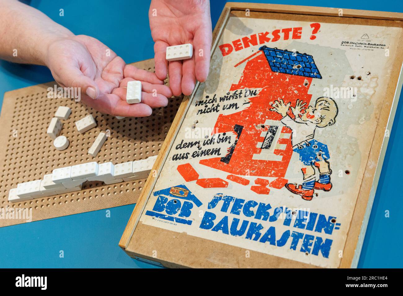 Iphofen, Deutschland. 11. Juli 2023. Das Steingebäude „Denkste?“ Aus den 1950er Jahren, mit Bausteinen aus echtem Naturstein, ist Teil der Sonderausstellung „Diversity of the Standard - Building sets during the Century“ im Knauf Museum. Die interaktive Vorstellung, die am 16. Juli beginnt, ist der 200-jährigen Geschichte der Bausätze gewidmet. Kredit: Daniel Karmann/dpa/Alamy Live News Stockfoto