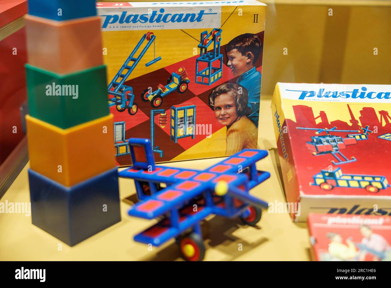Iphofen, Deutschland. 11. Juli 2023. Kunststoffbausätze „Plasticant“ der Franken Plastik GmbH aus dem Jahr 1961 sind in der Sonderausstellung „Diversity of the Standard - Construction Kits throughout the Centuries“ im Knauf Museum zu sehen. Die interaktive Vorstellung, die am 16. Juli beginnt, ist der 200-jährigen Geschichte der Bausätze gewidmet. Kredit: Daniel Karmann/dpa/Alamy Live News Stockfoto