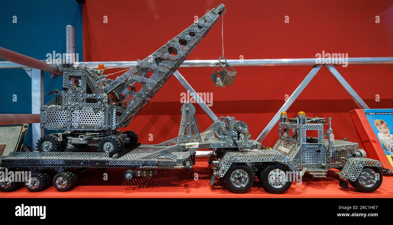 Iphofen, Deutschland. 11. Juli 2023. Der TRIX-Lkw mit Bagger, ein funktionales Modell aus einem Metallbausatz, wird in der Sonderausstellung „Diversity of the Standard - Construction Kits throughout the Centuries“ im Knauf Museum vorgestellt. Die interaktive Vorstellung, die am 16. Juli beginnt, ist der 200-jährigen Geschichte der Bausätze gewidmet. Kredit: Daniel Karmann/dpa/Alamy Live News Stockfoto