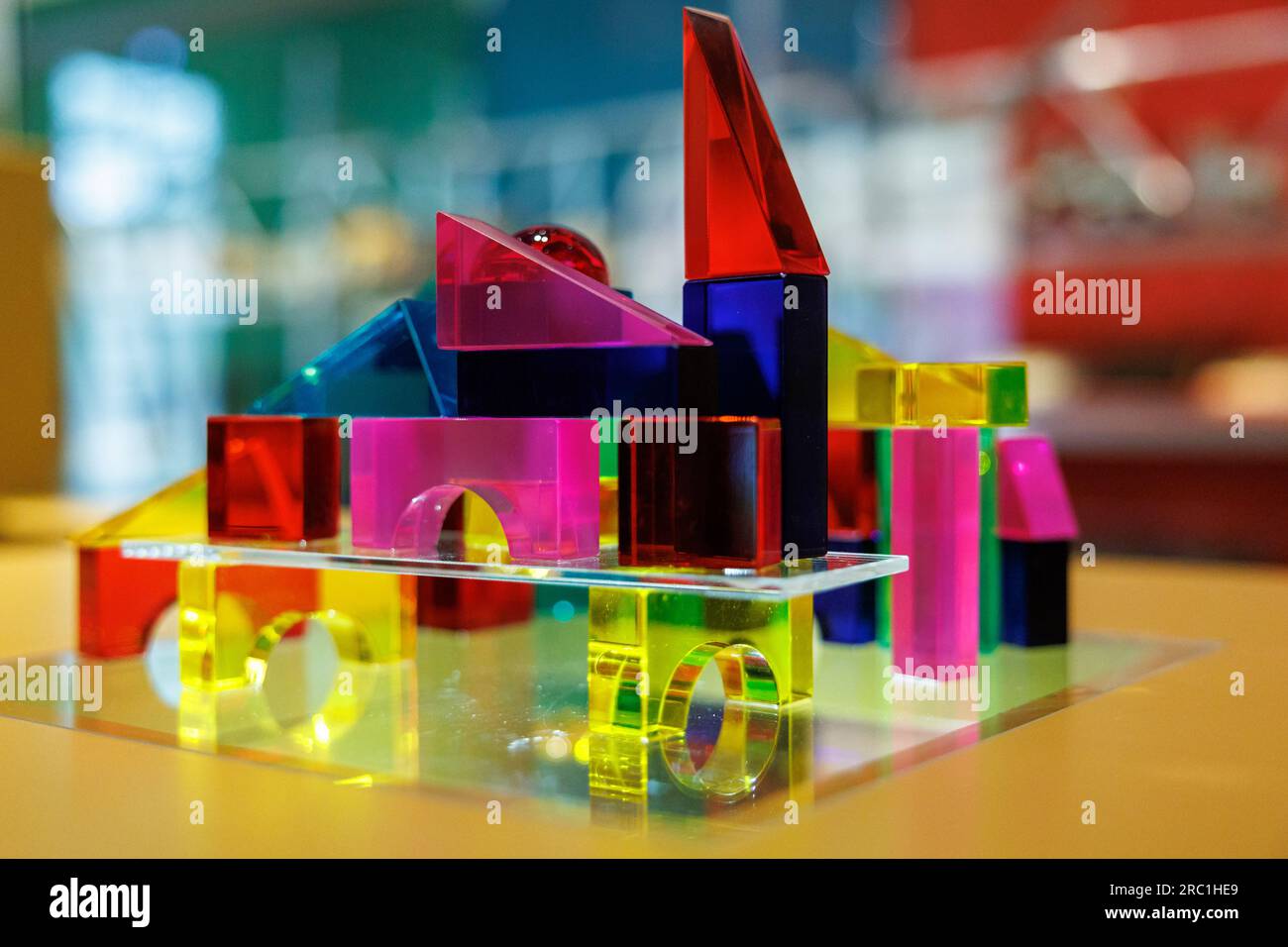 Iphofen, Deutschland. 11. Juli 2023. Die Dusyma Lumi und Luxy Plastik Bausteine der Dusyma Kindergartenbedarf GmbH sind in der Sonderausstellung „Diversity of the Standard - Building sets through the Century“ im Knauf Museum zu sehen. Die interaktive Vorstellung, die am 16. Juli beginnt, ist der 200-jährigen Geschichte der Bausätze gewidmet. Kredit: Daniel Karmann/dpa/Alamy Live News Stockfoto