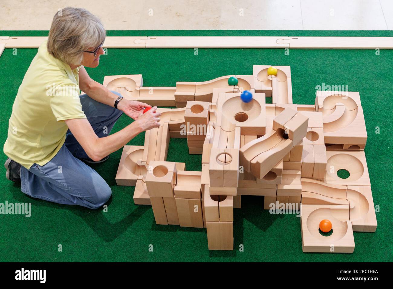 Iphofen, Deutschland. 11. Juli 2023. Eine hölzerne Ballstrecke von Kaden wird in der Sonderausstellung „Diversity of the Standard - Building sets through the Century“ im Knauf Museum ausgestellt. Das Bauset ist seit 1923 unverändert. Die interaktive Vorstellung, die am 16. Juli beginnt, ist der 200-jährigen Geschichte der Bausätze gewidmet. Kredit: Daniel Karmann/dpa/Alamy Live News Stockfoto