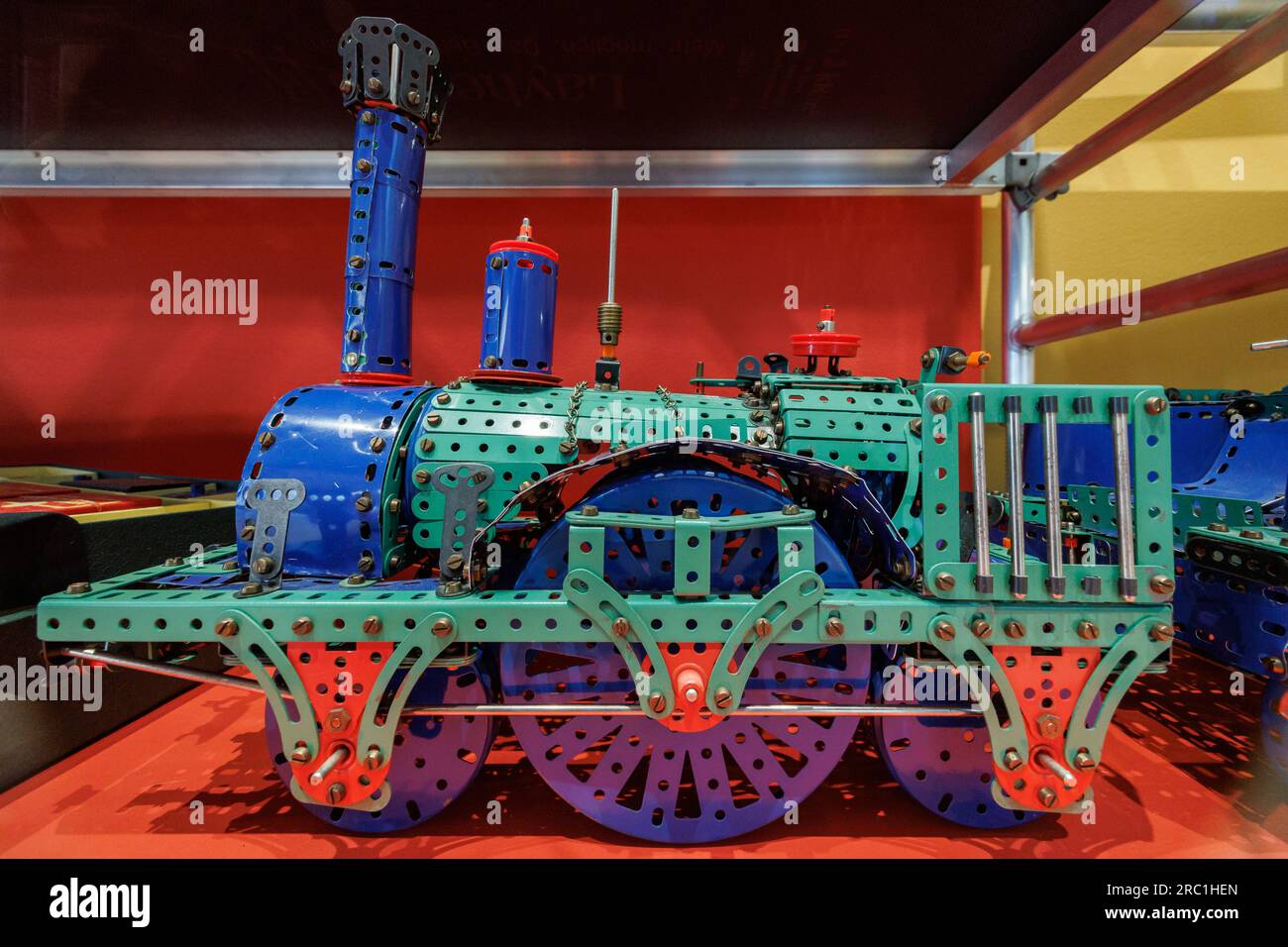 Iphofen, Deutschland. 11. Juli 2023. Ein funktionelles Modell des „Eagle“ aus einer Metallkonstruktion von Märklin steht in der Sonderausstellung „Diversity of the Standard - Construction sets over the Centuries“ im Knauf Museum. Die interaktive Vorstellung, die am 16. Juli beginnt, ist der 200-jährigen Geschichte der Bausätze gewidmet. Kredit: Daniel Karmann/dpa/Alamy Live News Stockfoto