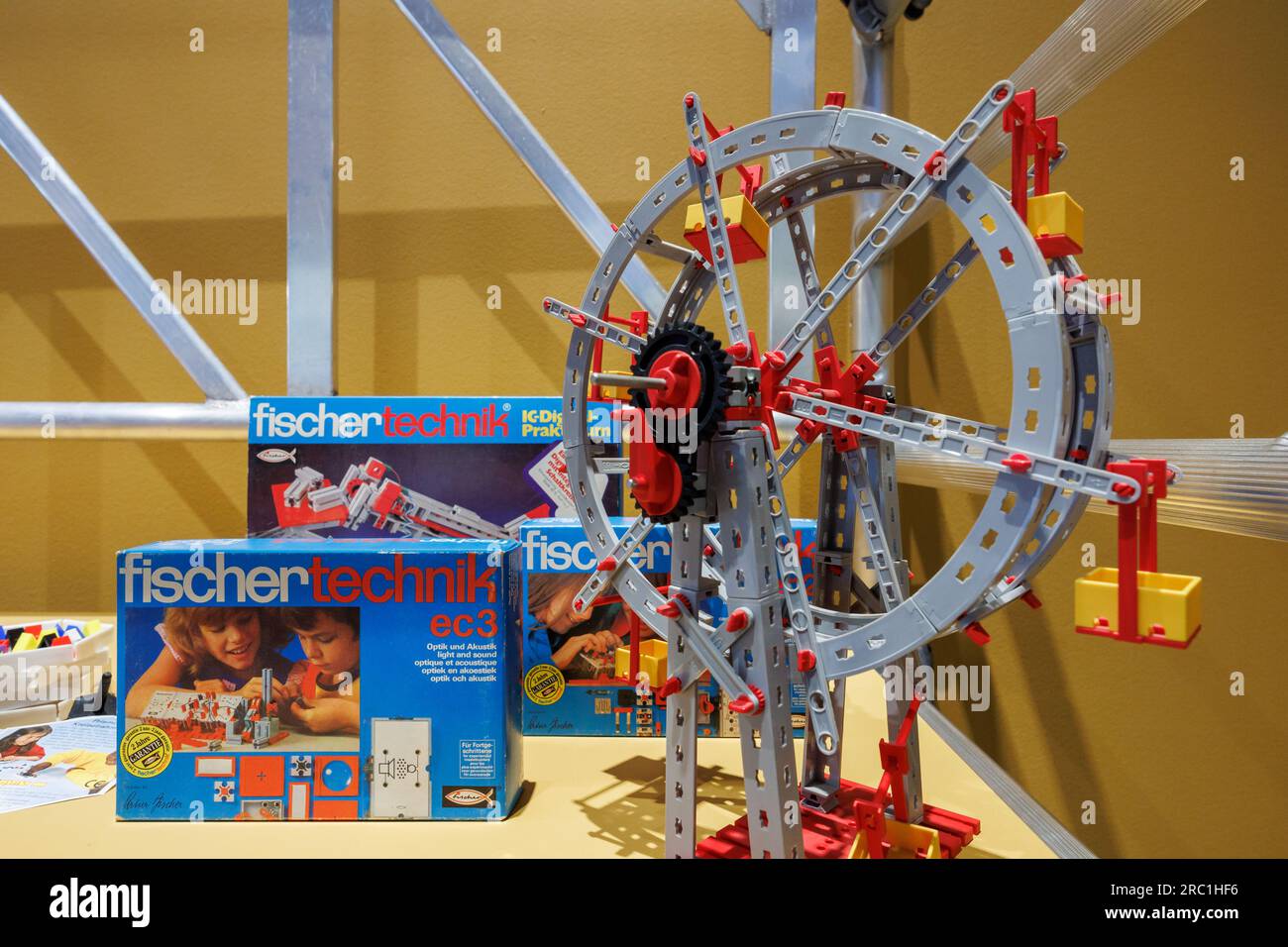 Iphofen, Deutschland. 11. Juli 2023. In der Sonderausstellung „Diversity of the Standard - Building Sets throughout the Century“ im Knauf Museum werden die Bausätze von Fischertechnik aus den 1970er und 80s Jahren ausgestellt. Die interaktive Vorstellung, die am 16. Juli beginnt, ist der 200-jährigen Geschichte der Bausätze gewidmet. Kredit: Daniel Karmann/dpa/Alamy Live News Stockfoto