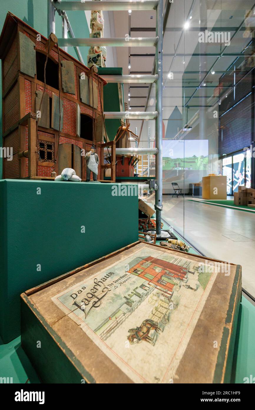 Iphofen, Deutschland. 11. Juli 2023. Das „Lagerhaus“ aus einer Holzkonstruktion von Julius Stief (vor 1910) wird in der Sonderausstellung „Diversity of the Standard - Construction Sets over the Century“ im Knauf Museum ausgestellt. Der Bausatz ist seit 1923 unverändert. Die interaktive Vorstellung, die am 16. Juli beginnt, ist der 200-jährigen Geschichte der Bausätze gewidmet. Kredit: Daniel Karmann/dpa/Alamy Live News Stockfoto