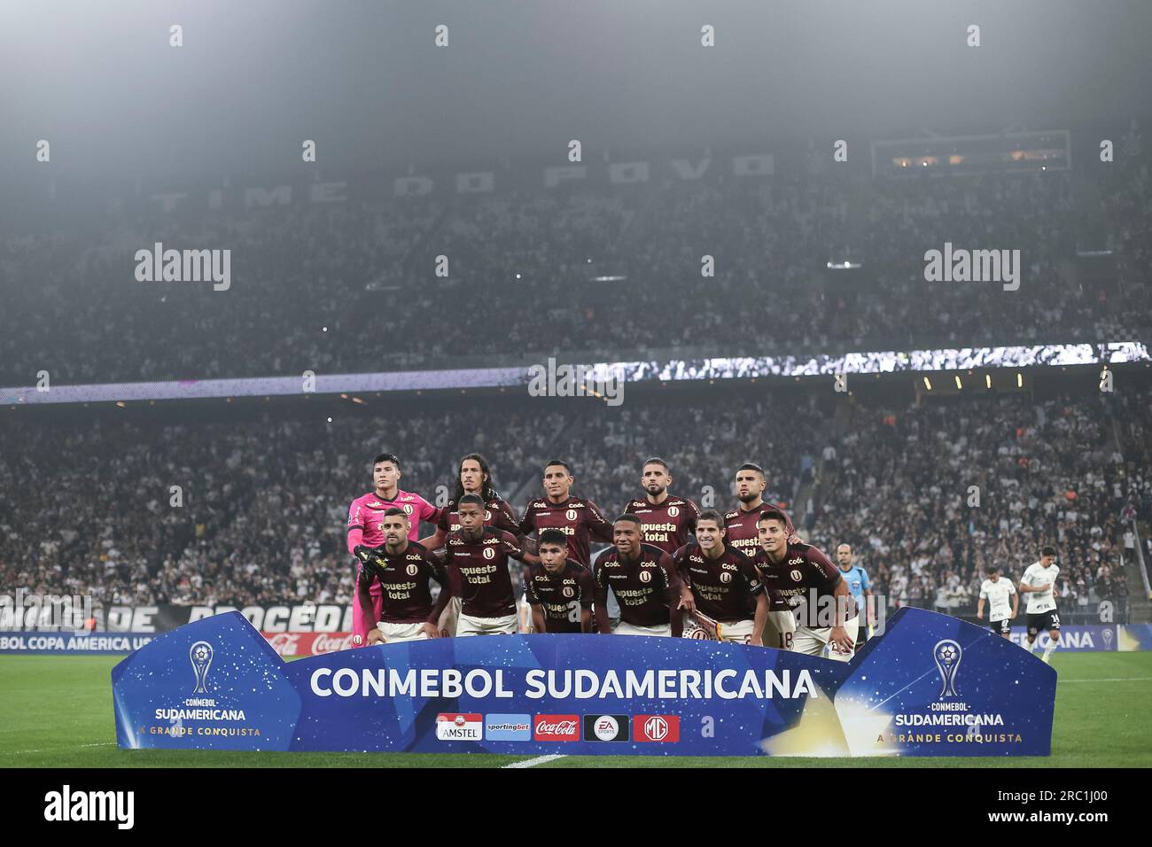 São PAULO, SP - 11.07.2023: CORINTHIANS X UNIVERSITARIO PER - Team do Universitário während des Spiels zwischen Corinthians x Universitario-PER in der Neo Química Arena in São Paulo, SP. Das Spiel ist das erste gültige Spiel für die Copa Sulamericana Playoffs 2023. (Foto: Marco Galvão/Fotoarena) Stockfoto