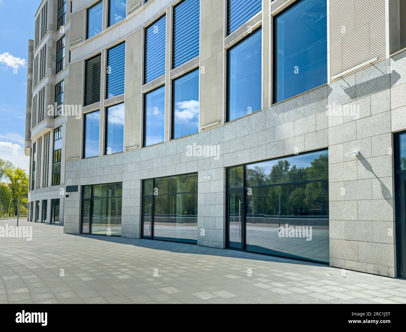 Bürogebäude mit Glasfassade an hellen, sonnigen Tagen. Moderne urbane Architektur. Stockfoto