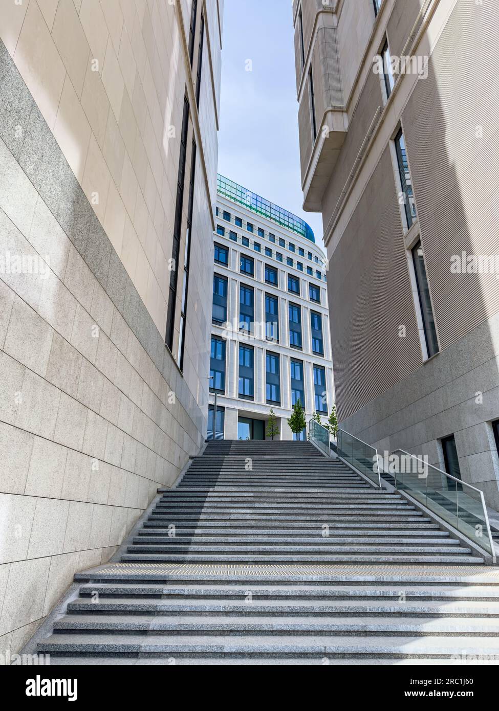Treppe. Architektonische Details des modernen Bürogebäudes. Stadtarchitektur. Stockfoto