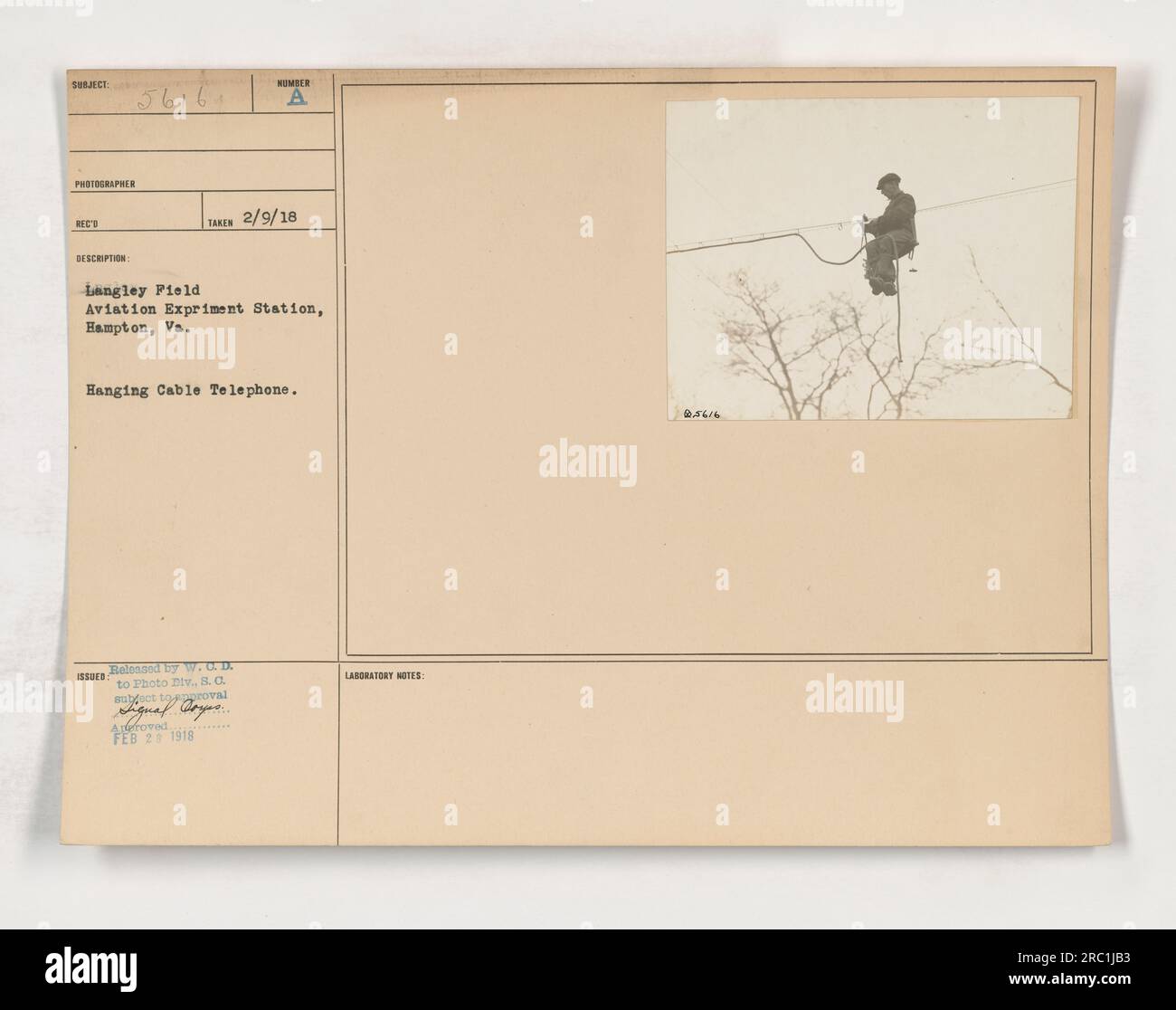 Bildunterschrift: Das Bild zeigt ein hängendes Kabeltelefon in der Langley Field Aviation Experiment Station in Hampton, Virginia. Aufgenommen am 9. Februar 1918, wurde es von W.C.D. veröffentlicht und von der Photo Division des Gasangriffs 8. genehmigt. (Laborhinweise: 8,5616) Stockfoto