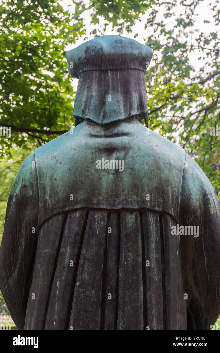 Statue von Mikael Agricola von Oslari Jauhiainen an der Turku Kathedrale in Turku Finnland Stockfoto