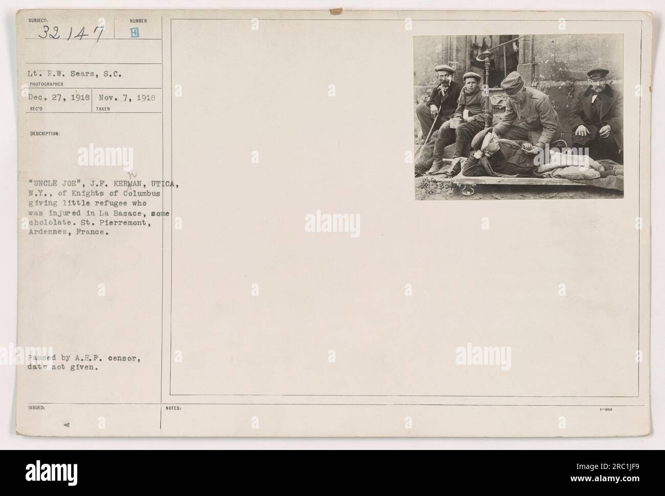 Leutnant R.W. Sears, S.C., hat dieses Bild am 27. Dezember 1918 in St. Pierremont, Ardennen, Frankreich. Das Foto zeigt „Onkel Joe“, ein Mitglied der Ritter von Kolumbus, der einem jungen Flüchtling, der in der Stadt La Basace verletzt wurde, Hilfe leistet. Das Bild hat den A.E.P.-Zensor bestanden, aber es wurde kein bestimmtes Datum für seine Veröffentlichung angegeben. Stockfoto