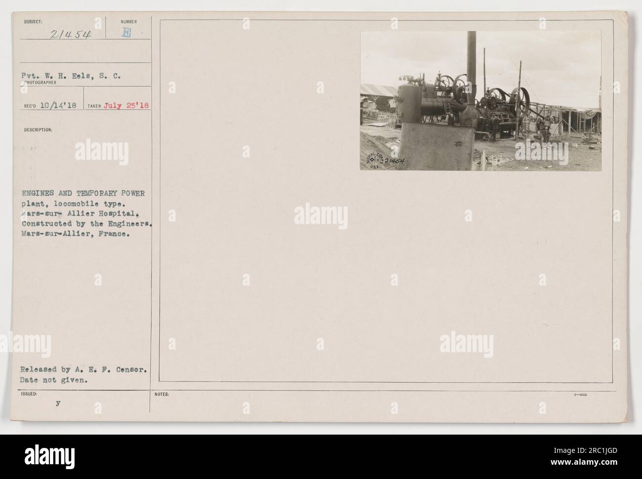 Pvt. W. H. Eele wird auf diesem Foto am 25. Juli 1918 im Mars-sur-Allier-Krankenhaus in Frankreich aufgenommen. Die Abbildung zeigt ein temporäres Kraftwerk mit Lokomotivmotoren, das von den Ingenieuren gebaut wurde. Es ist unklar, wann das Foto vom A.E.F.-Zensor veröffentlicht wurde. Stockfoto