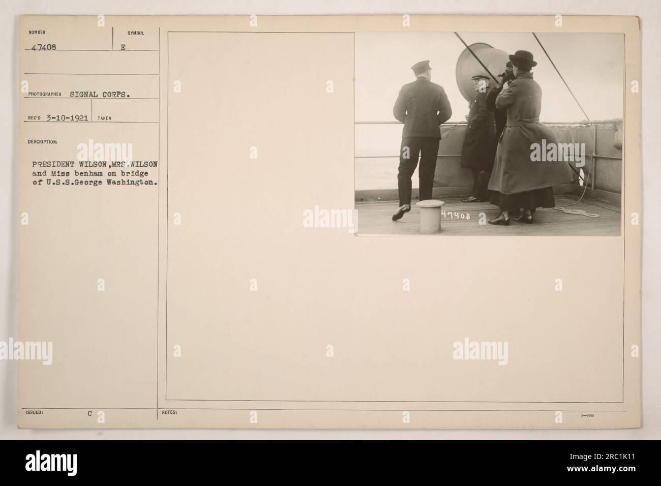 Präsident Wilson, seine Frau Mrs. Wilson und Miss Benham fotografierten auf der Brücke der U.S.S. George Washington. Das Foto wurde am 10. März 1921 von einem Fotografen des Signalkorps aufgenommen. Das offizielle Symbol für dieses Bild ist „E“, und zusätzliche Hinweise enthalten die Referenznummer 47408. Stockfoto