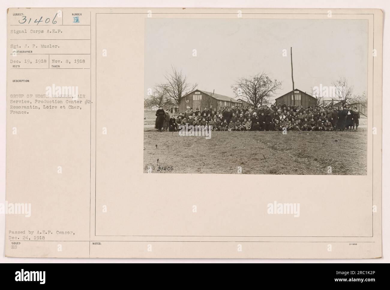 Gruppe weiblicher Arbeiter im Air Service Production Center #2 in Romorantin, Frankreich. Das Foto wurde am 8. November 1918 aufgenommen und am 19. Dezember 1918 erhalten. Sergeant J.P. Musler vom Signalkorps hat das Bild aufgenommen. Es wurde von der A.E.F. genehmigt Zensor und ausgestellt als Foto Nummer 31406. Stockfoto