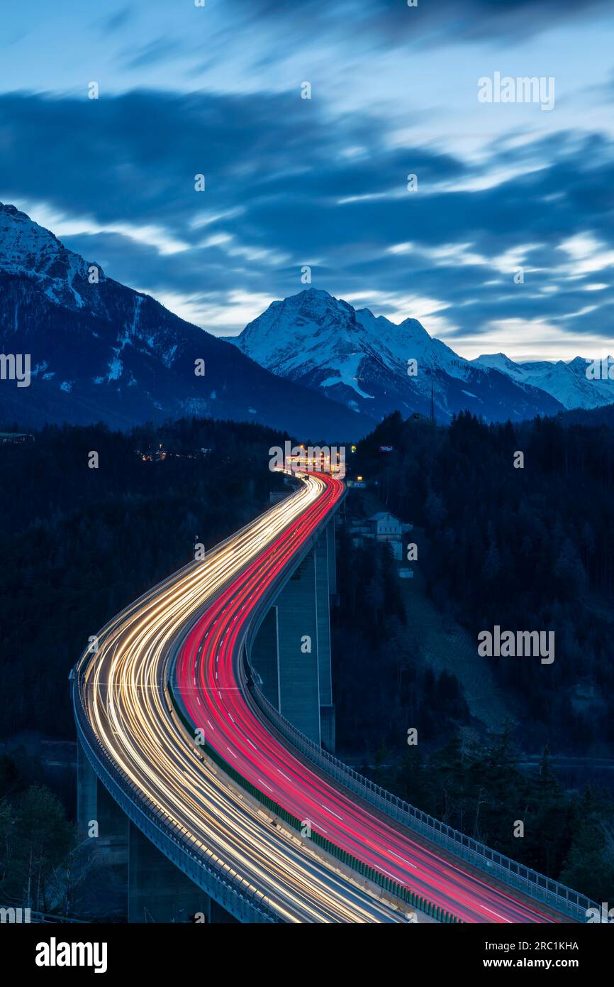 Europabruecke, Brenner Autobahn A13, mit 190 m hoher Brücke in Österreich, Nachtfoto mit leichten Spuren der Autos, Schoenberg im Stockfoto