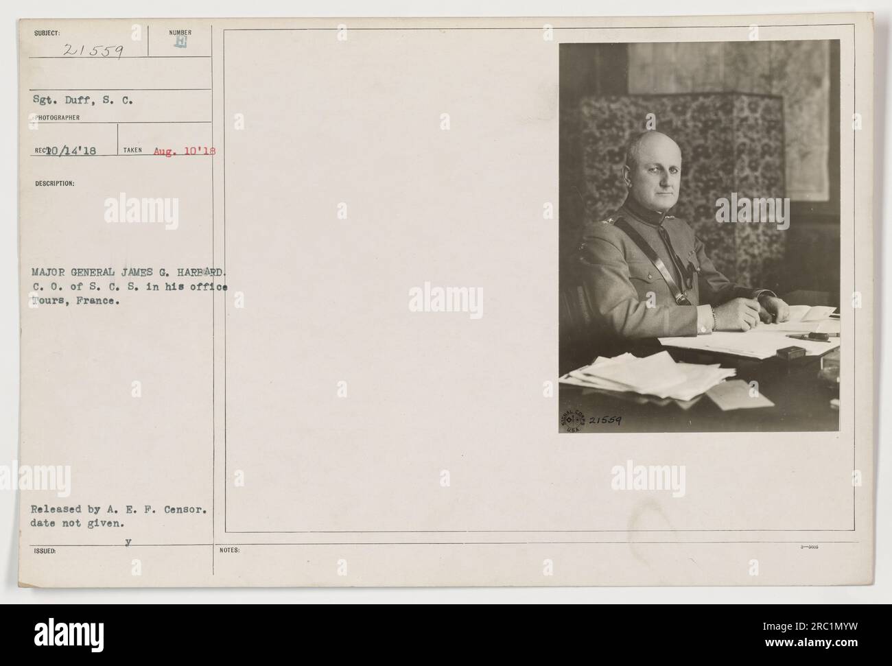 Sergeant Duff ist in seinem Büro in Tours, Frankreich. Major General James G. Harbard, Kommandant der 35. Division der Südkalifornien Infatry, spricht über militärische Aktivitäten. Das Foto wurde von A. E. P. Censor herausgegeben. Freigabedatum ist nicht angegeben. Stockfoto