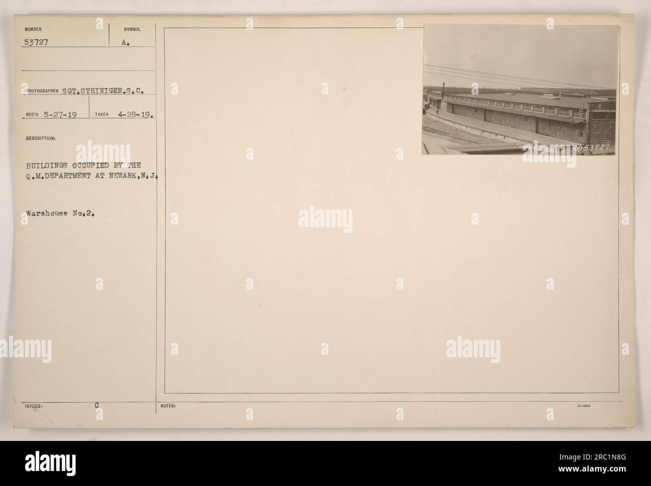 Lagerhaus Nr. 2 in Newark, NJ, war vom Q.M. Abteilung im Ersten Weltkrieg. Dieses Gebäude diente als Lager für militärische Vorräte und Ausrüstung. Das Foto wurde am 28. April 1919 aufgenommen und ging am 27. Mai 1919 ein. Fotograf: Sergeant Steiniger, S.C. Das Bild zeigt die Gebäude der Q.M.-Abteilung. Stockfoto