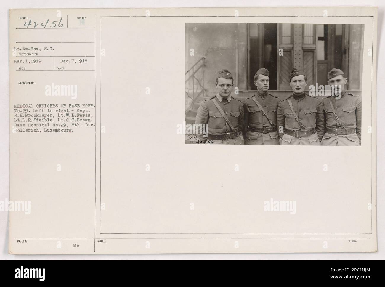 Bildunterschrift: 'Vier medizinische Offiziere des Basiskrankenhauses Nr. 29, 5. Division, Bild Hollerich, Luxemburg. Von links nach rechts: Kapitän R.H. Brookmeyer, Leutnant W.E. Faris, Leutnant L.R. Steible und LT. C.T. Brown. Foto von LT. WM. Pocken am 1. März 1919. Stockfoto