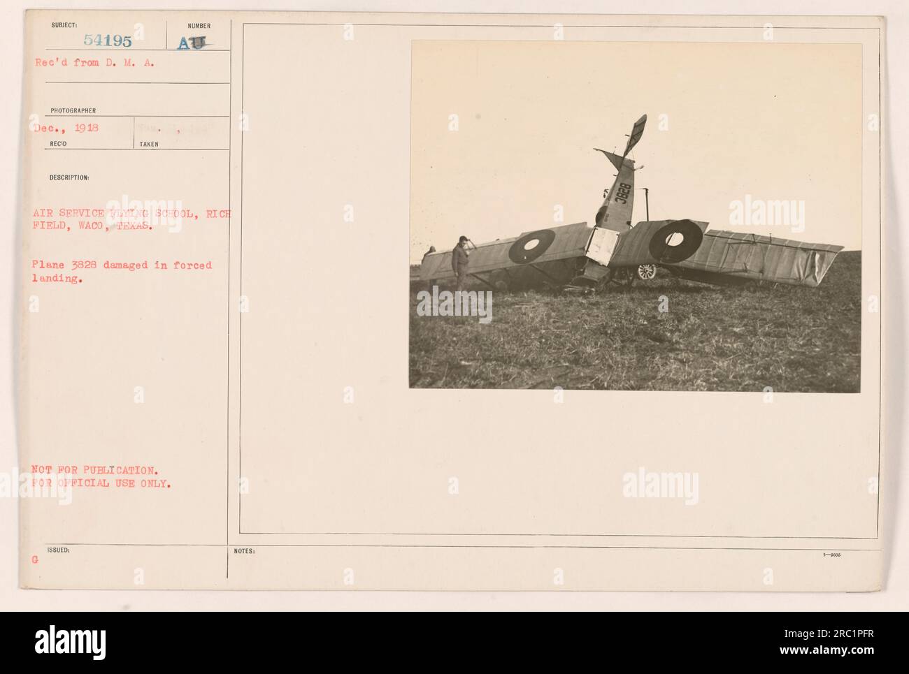 Dieses Bild zeigt Flugzeug 3828 an der Flugschule in Rich Field, Waco, Texas. Das Flugzeug wird durch eine Zwangslandung beschädigt. Das Foto wurde im Dezember 1918 aufgenommen und ist als „nicht zur Veröffentlichung bestimmt“ und nur zur amtlichen Verwendung klassifiziert. Stockfoto