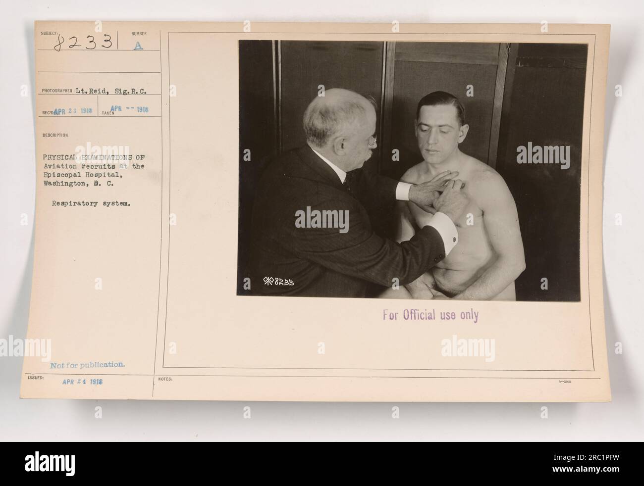 Dieses Foto zeigt LT. Reid, ein Mitglied des Signalkorps, der körperliche Untersuchungen von Flugzeugrekruten im Episcopal Hospital in Washington, D.C. durchführt Der Schwerpunkt der Untersuchung liegt auf dem Atmungssystem. Es ist wichtig zu beachten, dass dieses Bild nicht veröffentlicht werden darf und nur für den offiziellen Gebrauch bestimmt ist. Stockfoto