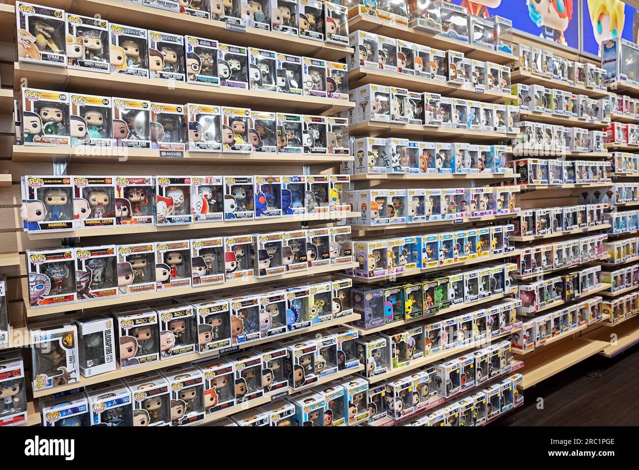 Eine große Auswahl an Funko Pop-Figuren zum Verkauf bei Newbury Comics, einem Geschäft in der Danbury Fair Mall in Connecticut. Stockfoto