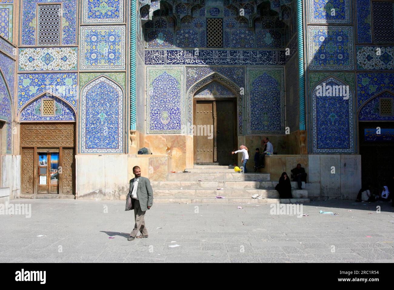 Die Eingangstür von Masdjed-e Sheikh Lotfollah aus Sicht von Meydan-e Imam, Isfahan, Iran Stockfoto
