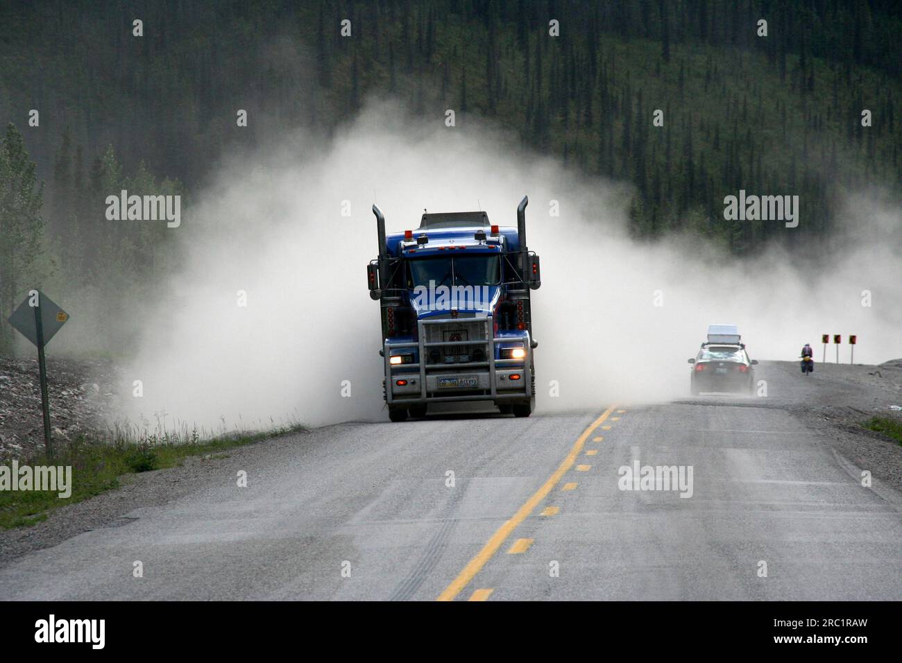 Staubiger Verkehr auf dem Alaska Highway in der Nähe des Stone Mountain Provincial Park, British Columbia, Kanada Stockfoto