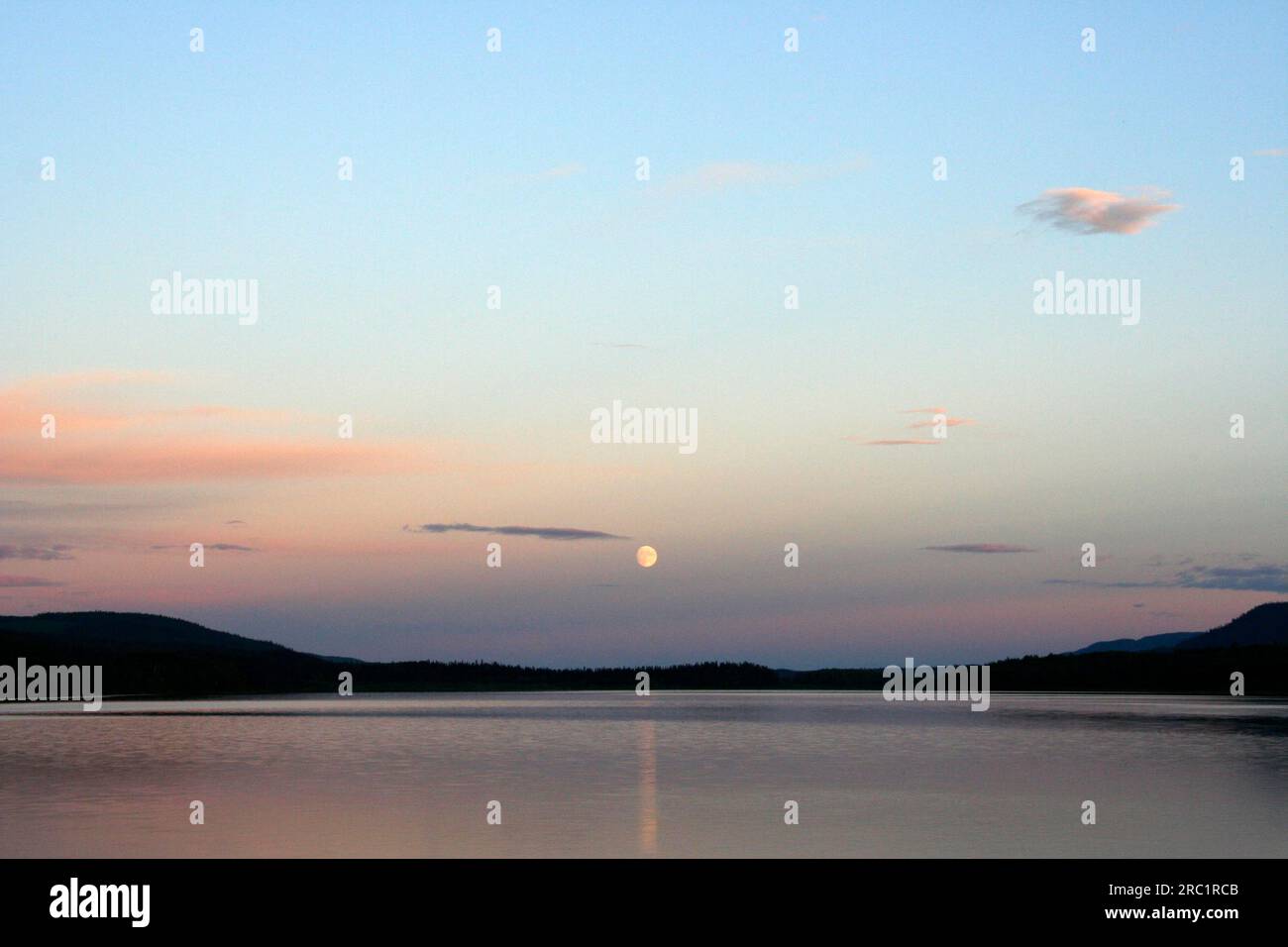 Abendliche Atmosphäre am McLeod Lake in British Columbia, Kanada Stockfoto